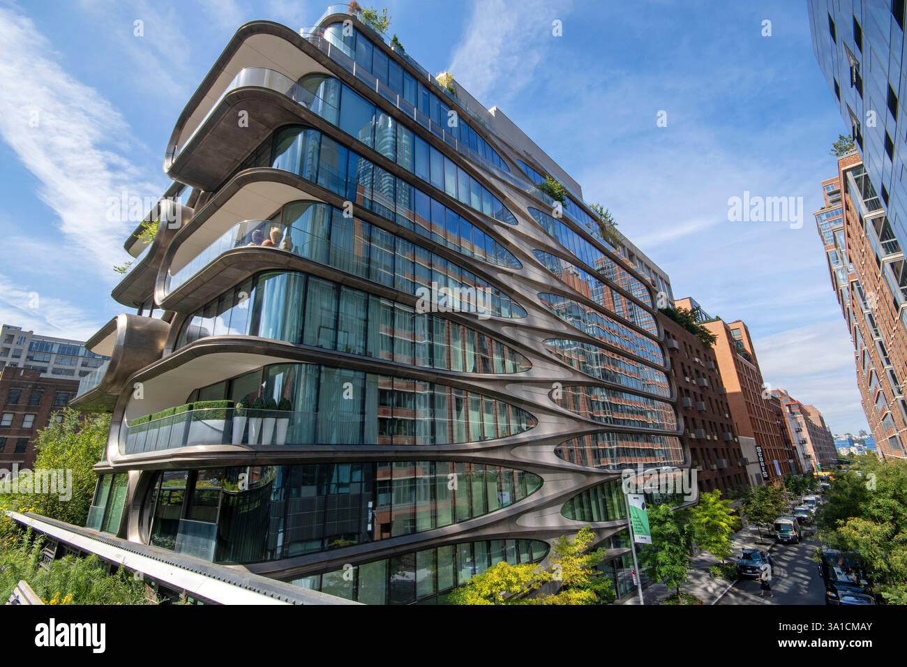 Zaha Hadid Building, connu sous le nom de 520 West 28th Street, conçu par l'architecte irakien Zaha Hadid (1950-2016) le long de la High Line, Manhattan, New York, États-Unis Banque D'Images