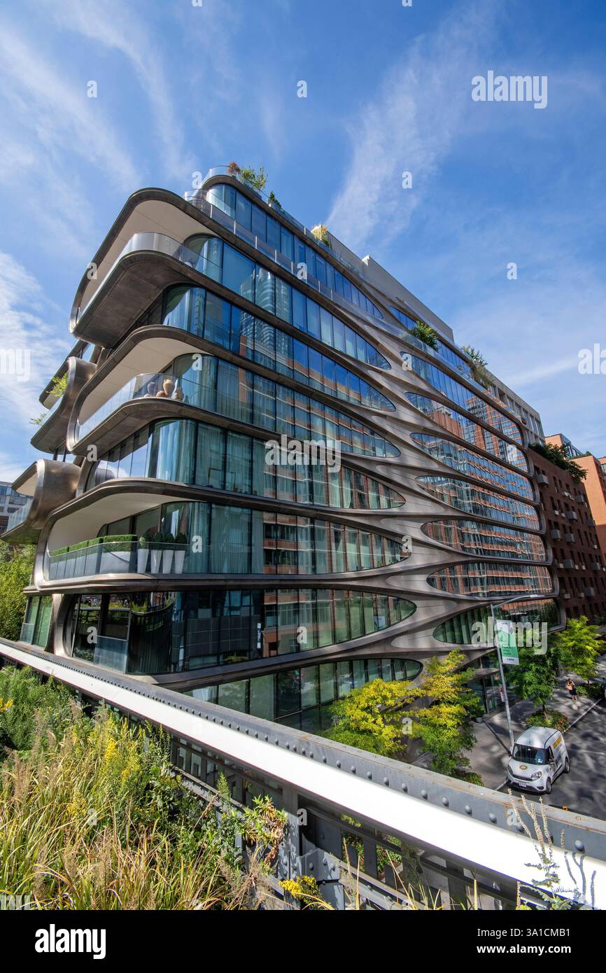 Zaha Hadid Building, connu sous le nom de 520 West 28th Street, conçu par l'architecte irakien Zaha Hadid (1950-2016) le long de la High Line, Manhattan, New York, États-Unis Banque D'Images