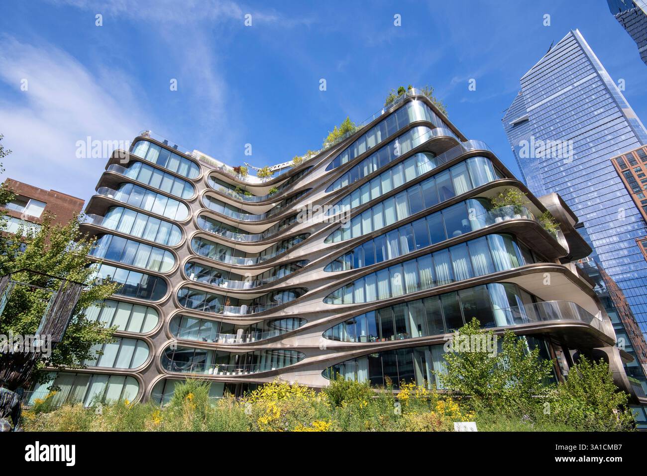 Zaha Hadid Building, connu sous le nom de 520 West 28th Street, conçu par l'architecte irakien Zaha Hadid (1950-2016) le long de la High Line, Manhattan, New York, États-Unis Banque D'Images