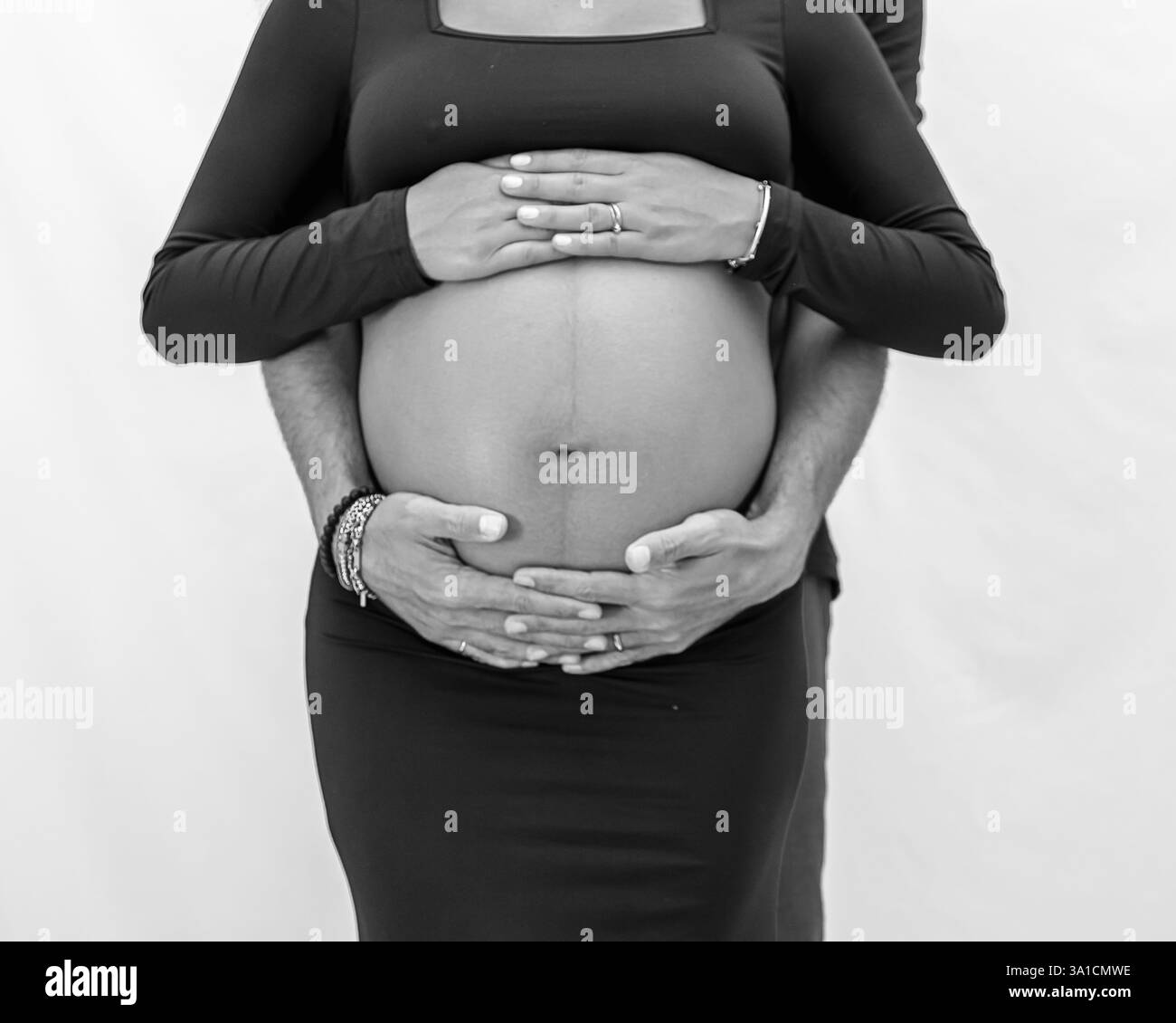 une future mère et un futur père embrassent un ventre tendre Banque D'Images