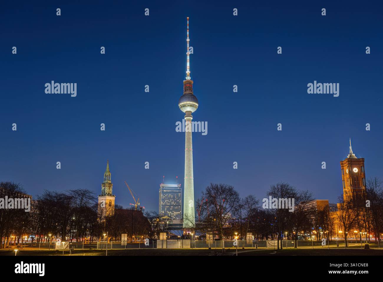 La célèbre tour de télévision de Berlin la nuit Banque D'Images