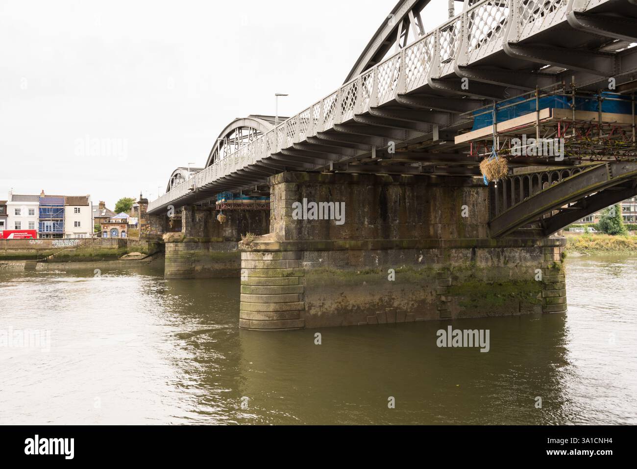 Une balle de paille suspendue sous le pont Barnes pour avertir de la hauteur réduite des bateaux sur la Tamise, Londres, SW13, Angleterre, Royaume-Uni Banque D'Images