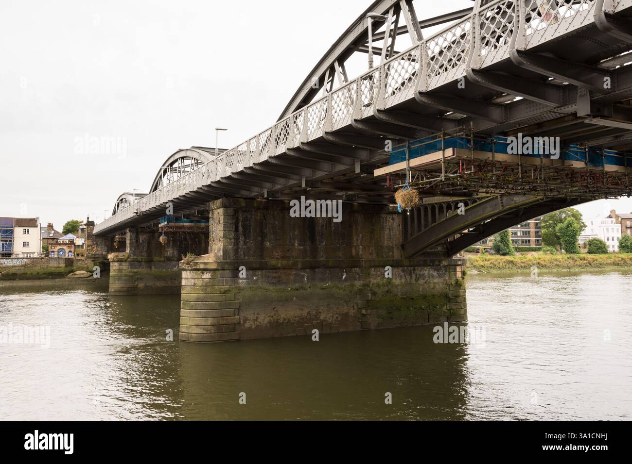 Une balle de paille suspendue sous le pont Barnes pour avertir de la hauteur réduite des bateaux sur la Tamise, Londres, SW13, Angleterre, Royaume-Uni Banque D'Images