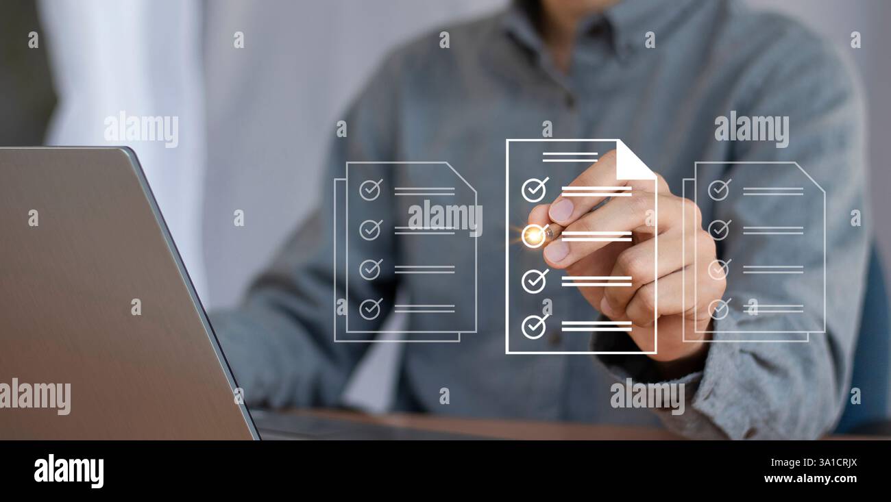 Liste de contrôle remplissez la liste de contrôle du formulaire numérique de l'évaluation des performances.les gens d'affaires utilisent l'évaluation du questionnaire d'évaluation Banque D'Images