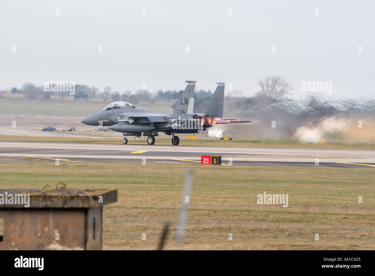 91-0316 - USAF McDonnell Douglas F-15 Eagle quitte RAF Lakenheath, Suffolk avec réchauffage / postcombustion Banque D'Images