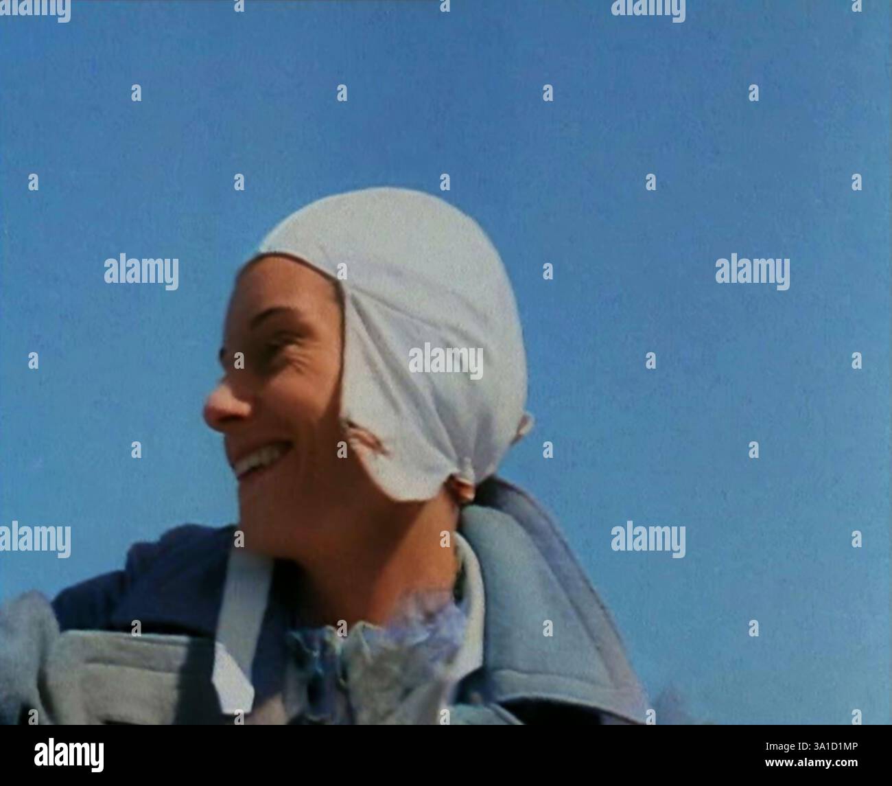 Jean Batten dans Flying Gear souriant aux foules, années 1930 De "Time to Remember - Some People in the Thirties", années 1930 (Reel 2) ; film documentaire sur les années 1930, mettant l'accent sur les personnages célèbres de l'époque. (Photo colorée en noir et blanc) Banque D'Images