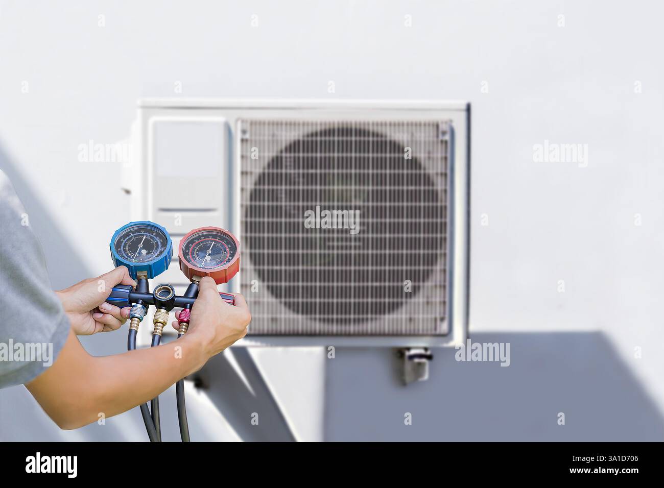 Compresseur de l'unité de climatisation extérieure installé à l'extérieur de la maison, unité de condenseur dans les systèmes de climatisation centrale. Banque D'Images
