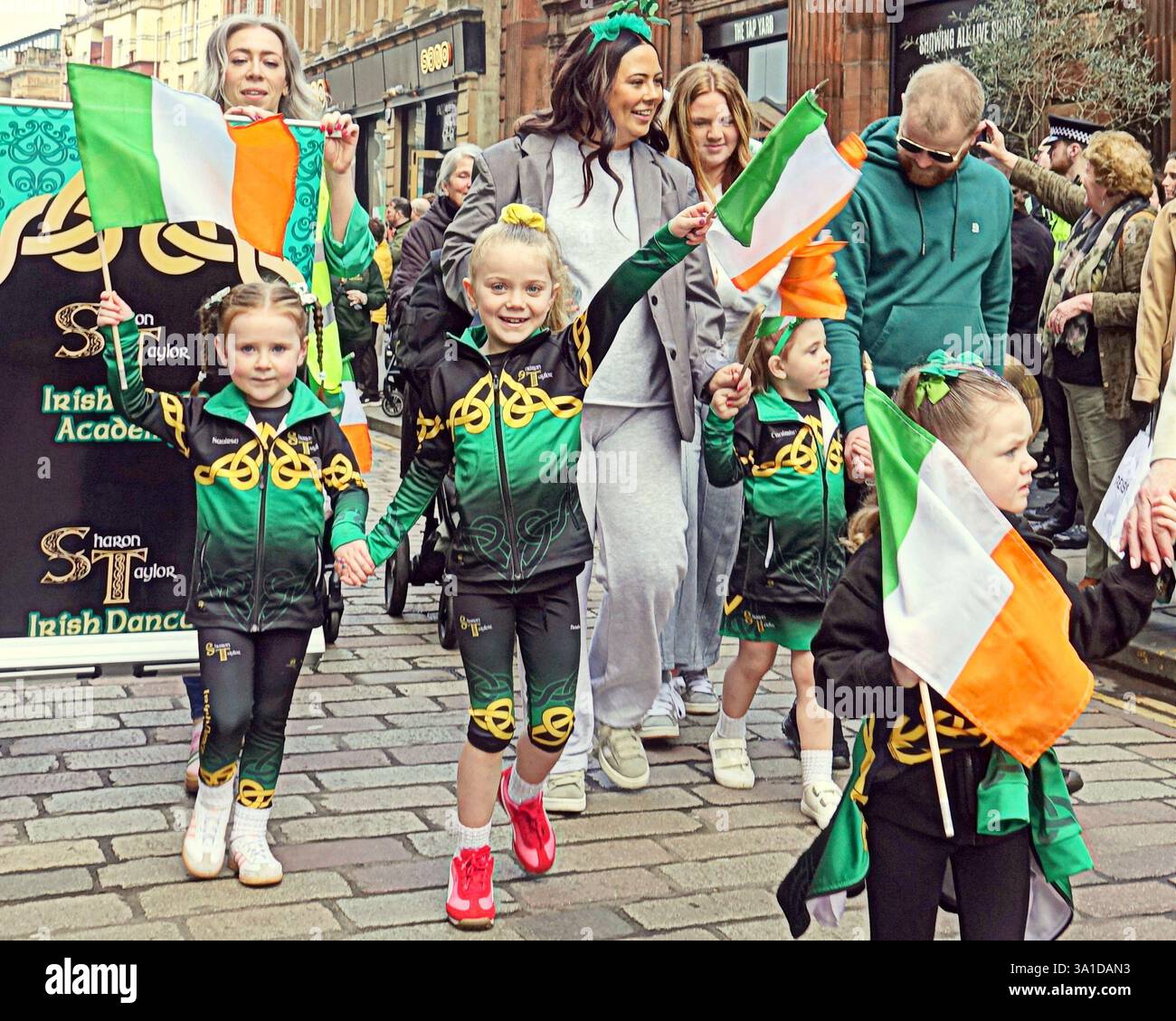 Glasgow, Écosse, Royaume-Uni. 8 mars 2025. La parade inaugurale de la St patrick a vu le seigneur prévôt Jacqueline McLaren accueillir les grandes foules dans le centre-ville marcher vers la ville marchande. Crédit Gerard Ferry /Alamy Live News Banque D'Images