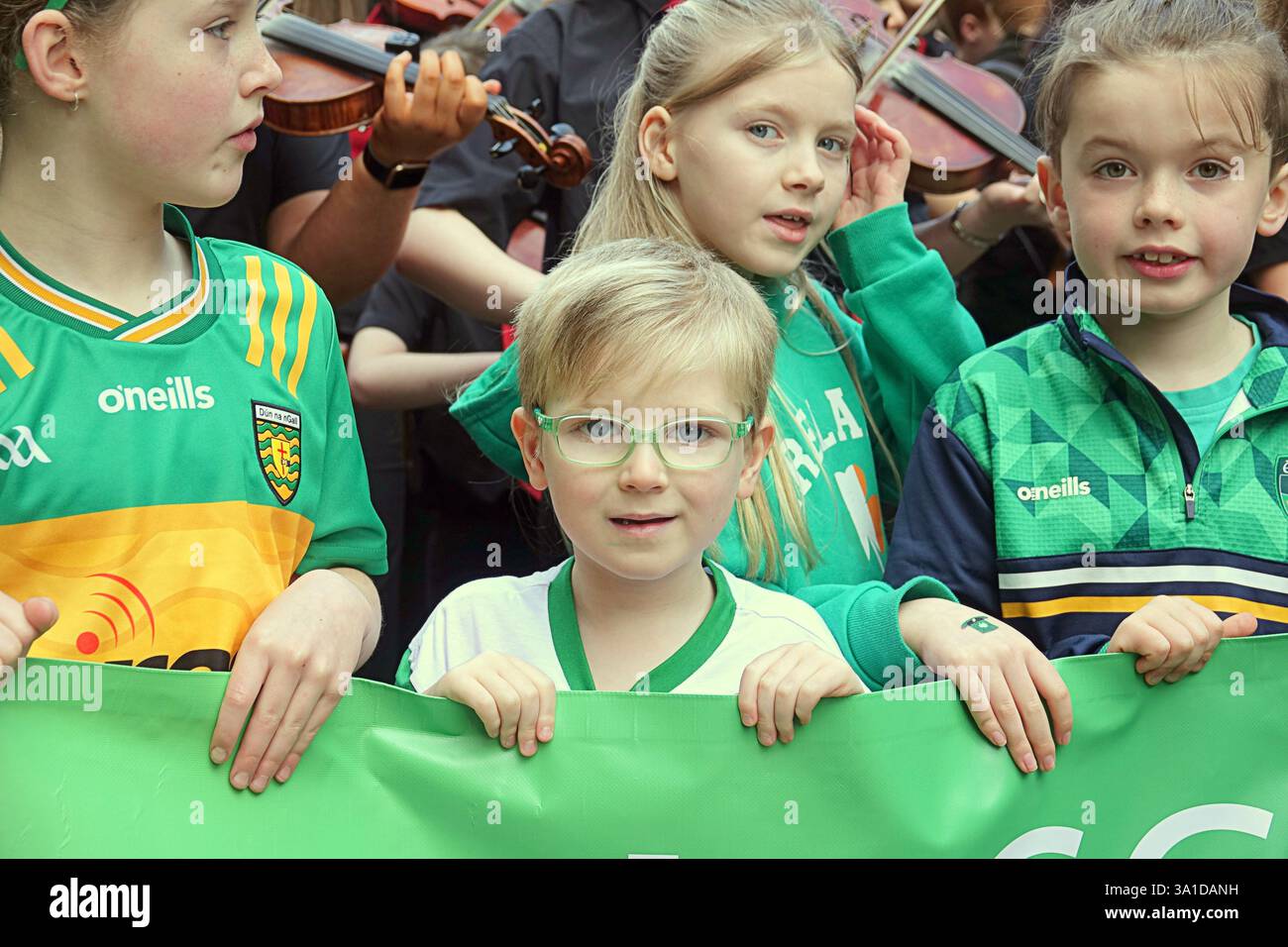 Glasgow, Écosse, Royaume-Uni. 8 mars 2025. La parade inaugurale de la St patrick a vu le seigneur prévôt Jacqueline McLaren accueillir les grandes foules dans le centre-ville marcher vers la ville marchande. Crédit Gerard Ferry /Alamy Live News Banque D'Images