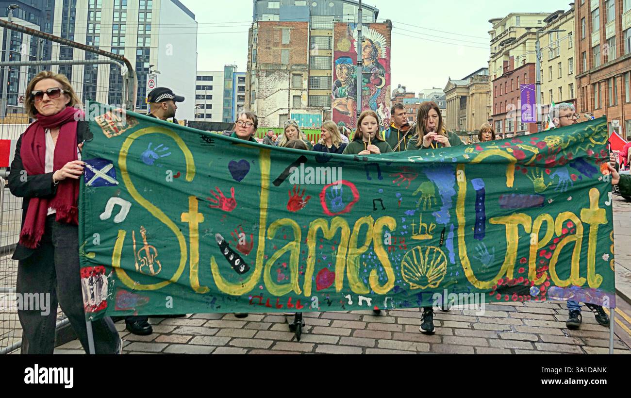 Glasgow, Écosse, Royaume-Uni. 8 mars 2025. La parade inaugurale de la St patrick a vu le seigneur prévôt Jacqueline McLaren accueillir les grandes foules dans le centre-ville marcher vers la ville marchande. Crédit Gerard Ferry /Alamy Live News Banque D'Images