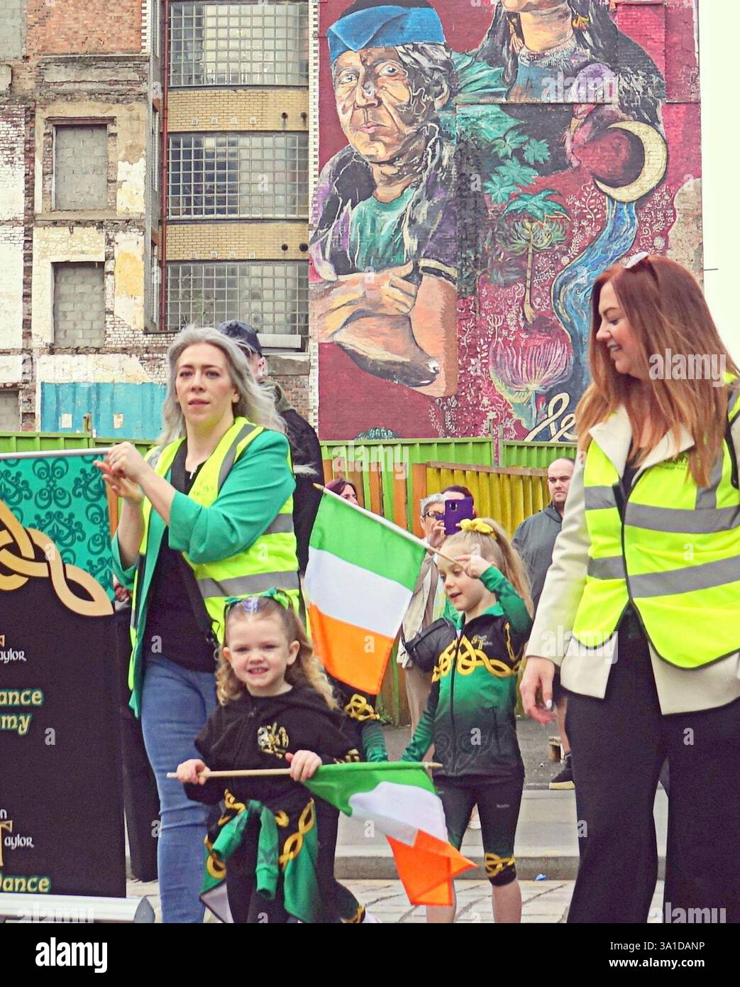 Glasgow, Écosse, Royaume-Uni. 8 mars 2025. La parade inaugurale de la St patrick a vu le seigneur prévôt Jacqueline McLaren accueillir les grandes foules dans le centre-ville marcher vers la ville marchande. Crédit Gerard Ferry /Alamy Live News Banque D'Images