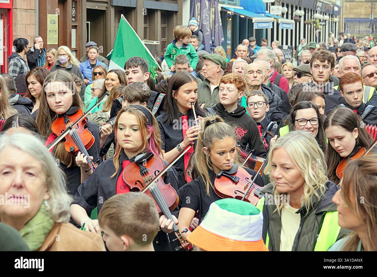 Glasgow, Écosse, Royaume-Uni. 8 mars 2025. La parade inaugurale de la St patrick a vu le seigneur prévôt Jacqueline McLaren accueillir les grandes foules dans le centre-ville marcher vers la ville marchande. Crédit Gerard Ferry /Alamy Live News Banque D'Images