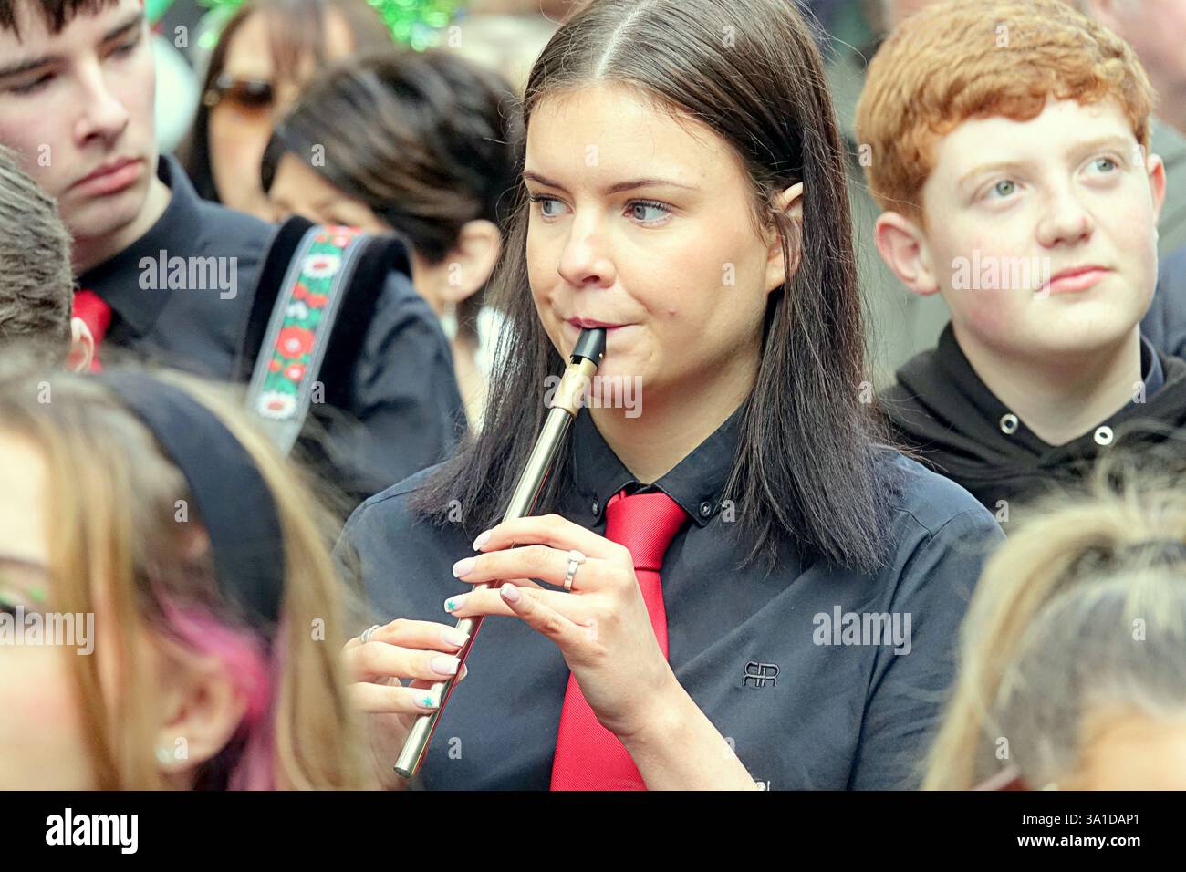 Glasgow, Écosse, Royaume-Uni. 8 mars 2025. La parade inaugurale de la St patrick a vu le seigneur prévôt Jacqueline McLaren accueillir les grandes foules dans le centre-ville marcher vers la ville marchande. Crédit Gerard Ferry /Alamy Live News Banque D'Images