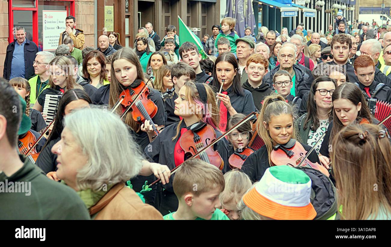 Glasgow, Écosse, Royaume-Uni. 8 mars 2025. La parade inaugurale de la St patrick a vu le seigneur prévôt Jacqueline McLaren accueillir les grandes foules dans le centre-ville marcher vers la ville marchande. Crédit Gerard Ferry /Alamy Live News Banque D'Images