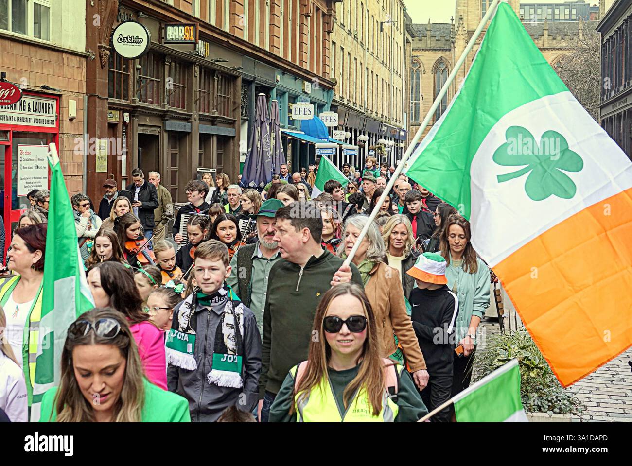 Glasgow, Écosse, Royaume-Uni. 8 mars 2025. La parade inaugurale de la St patrick a vu le seigneur prévôt Jacqueline McLaren accueillir les grandes foules dans le centre-ville marcher vers la ville marchande. Crédit Gerard Ferry /Alamy Live News Banque D'Images