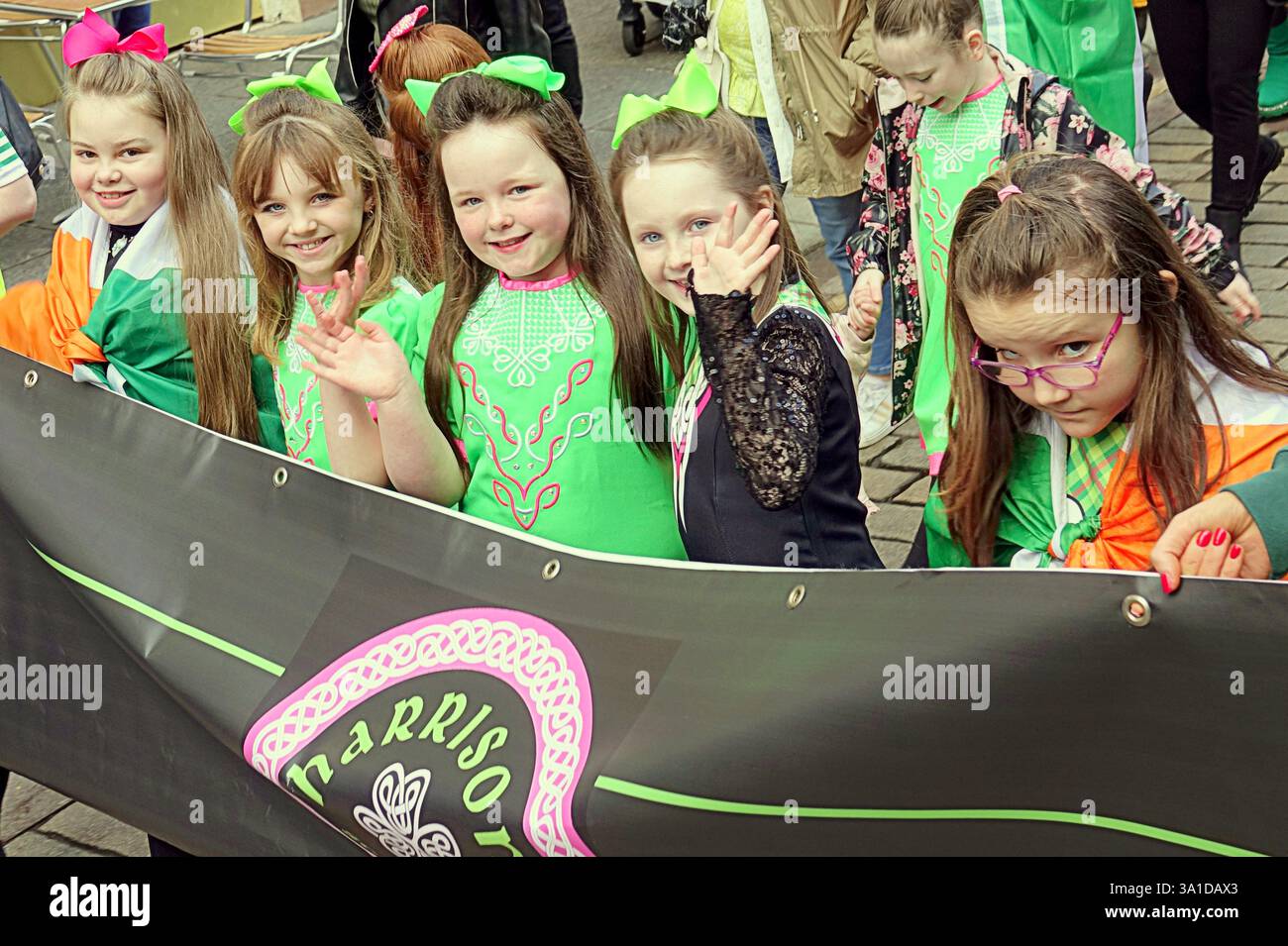 Glasgow, Écosse, Royaume-Uni. 8 mars 2025. La parade inaugurale de la St patrick a vu le seigneur prévôt Jacqueline McLaren accueillir les grandes foules dans le centre-ville marcher vers la ville marchande. Crédit Gerard Ferry /Alamy Live News Banque D'Images