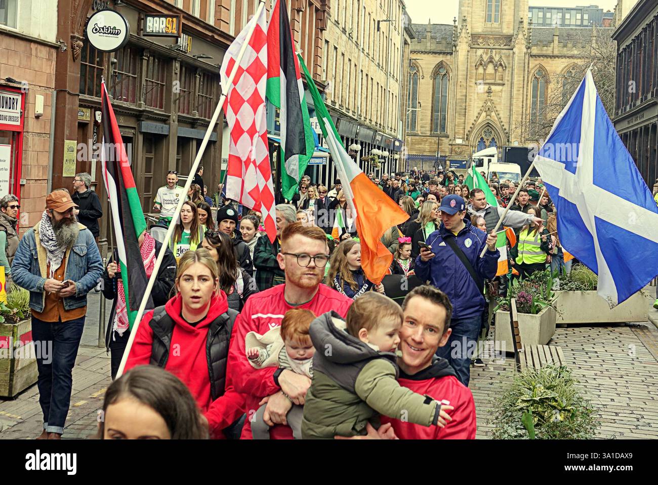 Glasgow, Écosse, Royaume-Uni. 8 mars 2025. La parade inaugurale de la St patrick a vu le seigneur prévôt Jacqueline McLaren accueillir les grandes foules dans le centre-ville marcher vers la ville marchande. Crédit Gerard Ferry /Alamy Live News Banque D'Images