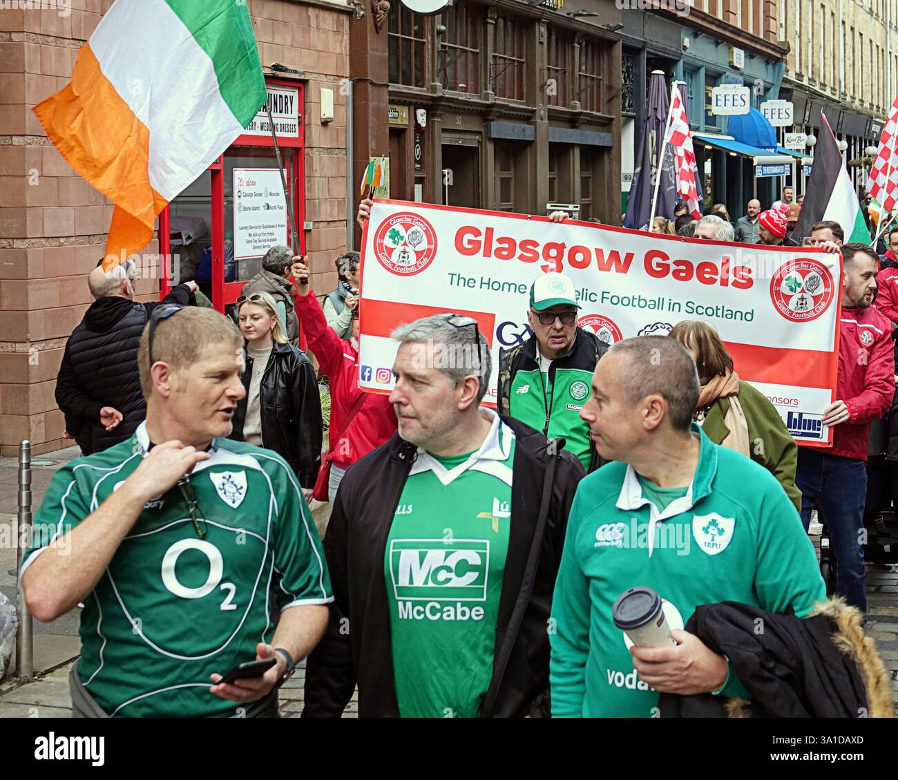Glasgow, Écosse, Royaume-Uni. 8 mars 2025. La parade inaugurale de la St patrick a vu le seigneur prévôt Jacqueline McLaren accueillir les grandes foules dans le centre-ville marcher vers la ville marchande. Crédit Gerard Ferry /Alamy Live News Banque D'Images
