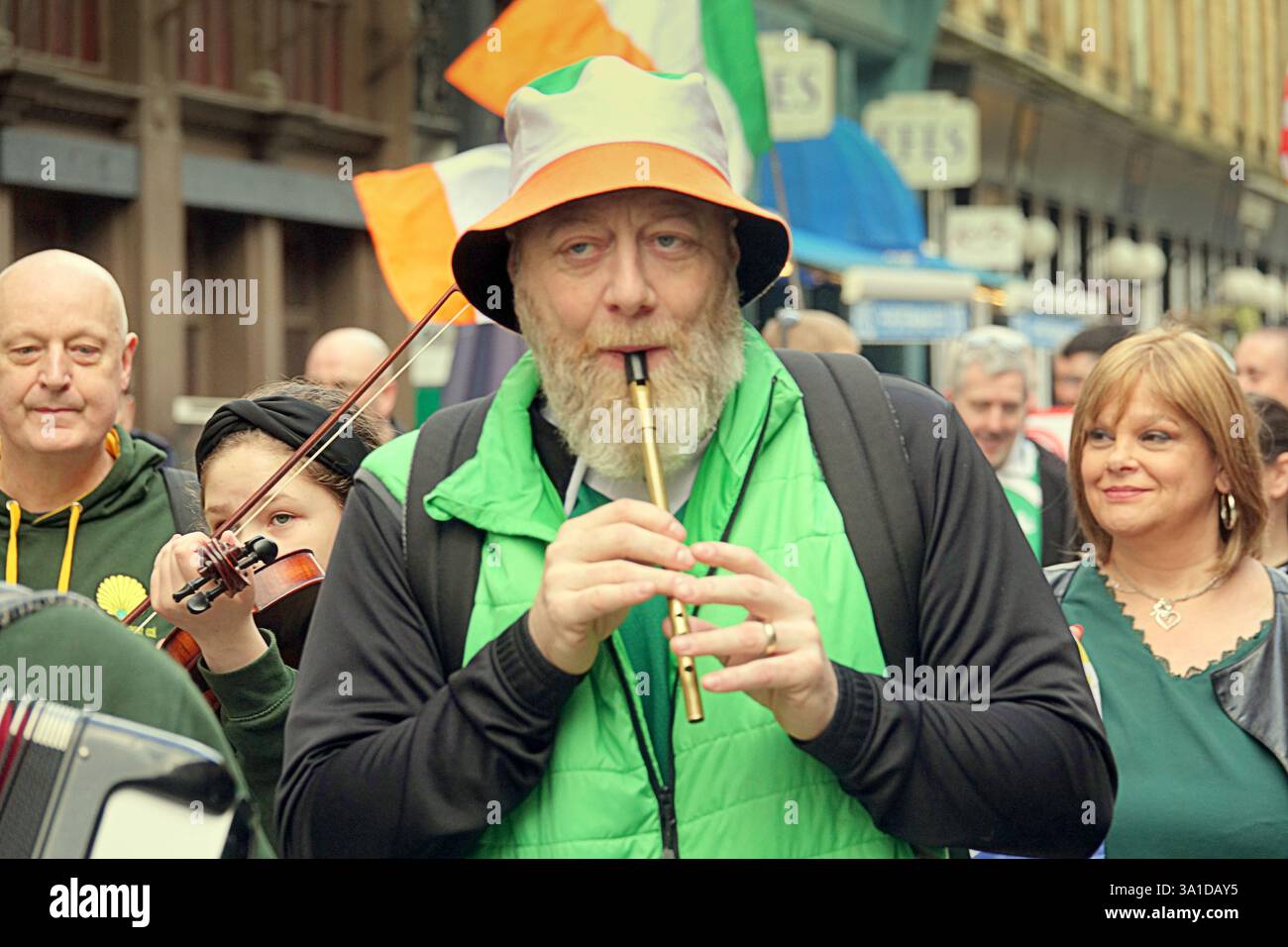 Glasgow, Écosse, Royaume-Uni. 8 mars 2025. La parade inaugurale de la St patrick a vu le seigneur prévôt Jacqueline McLaren accueillir les grandes foules dans le centre-ville marcher vers la ville marchande. Crédit Gerard Ferry /Alamy Live News Banque D'Images