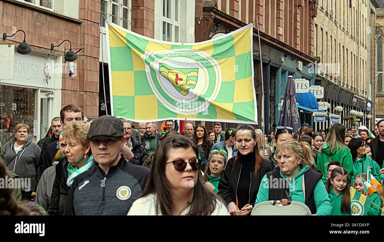 Glasgow, Écosse, Royaume-Uni. 8 mars 2025. La parade inaugurale de la St patrick a vu le seigneur prévôt Jacqueline McLaren accueillir les grandes foules dans le centre-ville marcher vers la ville marchande. Crédit Gerard Ferry /Alamy Live News Banque D'Images