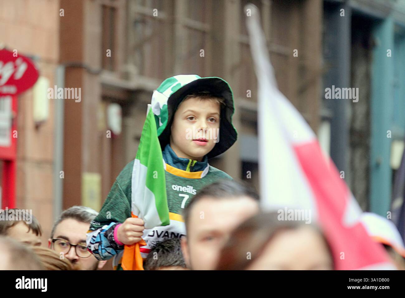 Glasgow, Écosse, Royaume-Uni. 8 mars 2025. La parade inaugurale de la St patrick a vu le seigneur prévôt Jacqueline McLaren accueillir les grandes foules dans le centre-ville marcher vers la ville marchande. Crédit Gerard Ferry /Alamy Live News Banque D'Images
