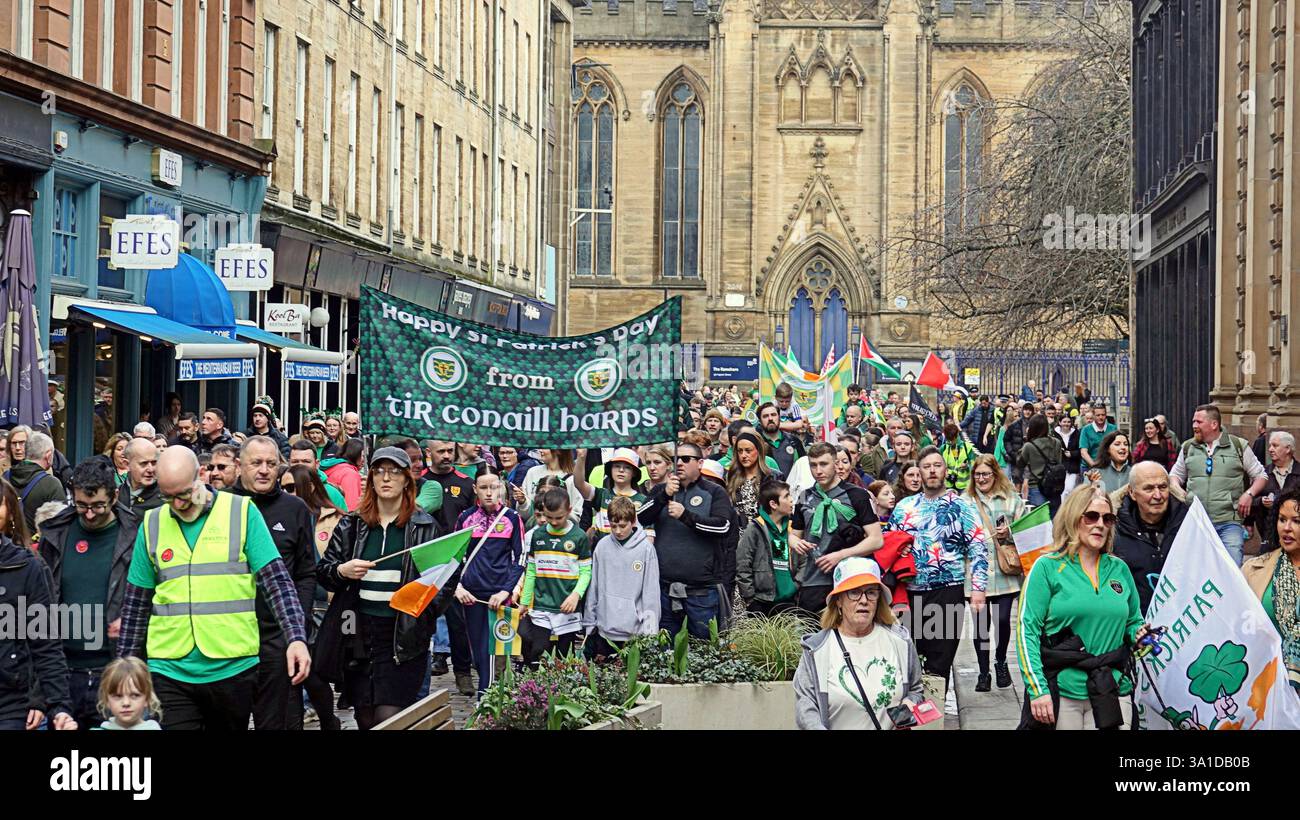 Glasgow, Écosse, Royaume-Uni. 8 mars 2025. La parade inaugurale de la St patrick a vu le seigneur prévôt Jacqueline McLaren accueillir les grandes foules dans le centre-ville marcher vers la ville marchande. Crédit Gerard Ferry /Alamy Live News Banque D'Images