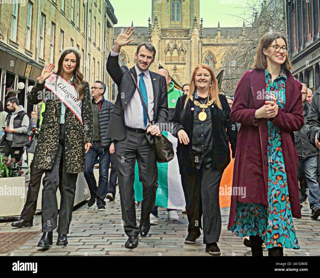 Glasgow, Écosse, Royaume-Uni. 8 mars 2025. La parade inaugurale de la St patrick a vu le seigneur prévôt Jacqueline McLaren accueillir les grandes foules dans le centre-ville marcher vers la ville marchande. Crédit Gerard Ferry /Alamy Live News Banque D'Images