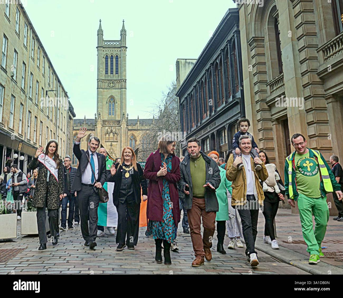 Glasgow, Écosse, Royaume-Uni. 8 mars 2025. La parade inaugurale de la St patrick a vu le seigneur prévôt Jacqueline McLaren accueillir les grandes foules dans le centre-ville marcher vers la ville marchande. Crédit Gerard Ferry /Alamy Live News Banque D'Images