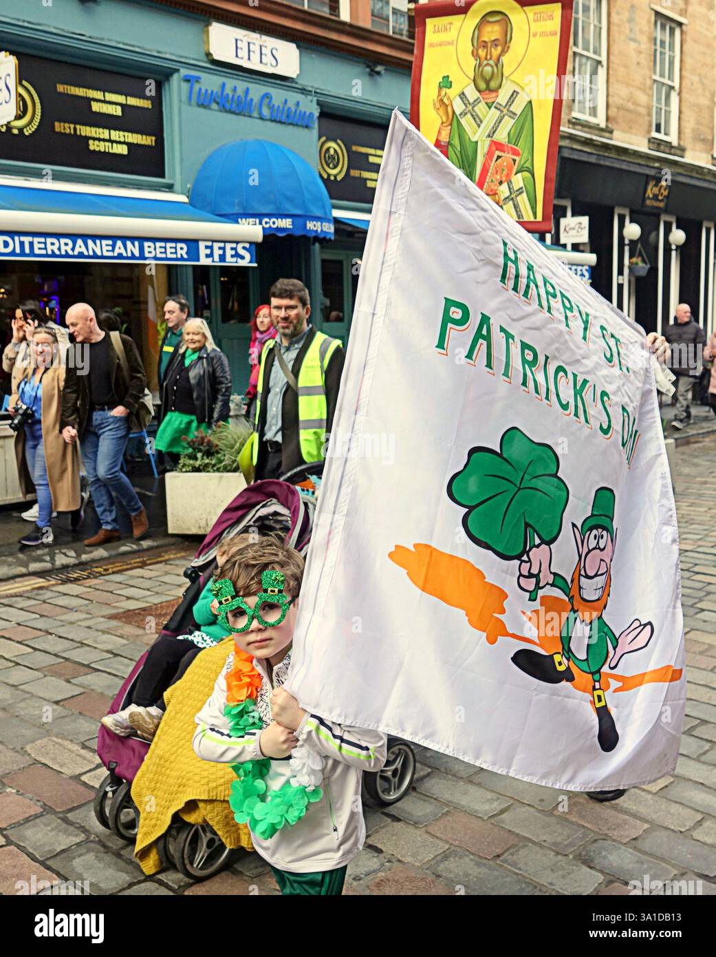 Glasgow, Écosse, Royaume-Uni. 8 mars 2025. La parade inaugurale de la St patrick a vu le seigneur prévôt Jacqueline McLaren accueillir les grandes foules dans le centre-ville marcher vers la ville marchande. Crédit Gerard Ferry /Alamy Live News Banque D'Images