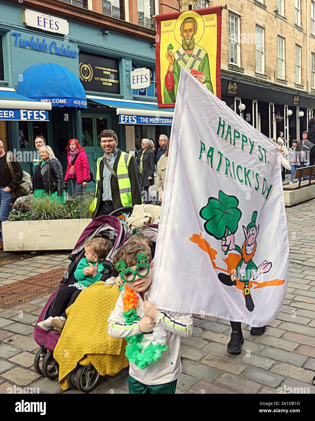 Glasgow, Écosse, Royaume-Uni. 8 mars 2025. La parade inaugurale de la St patrick a vu le seigneur prévôt Jacqueline McLaren accueillir les grandes foules dans le centre-ville marcher vers la ville marchande. Crédit Gerard Ferry /Alamy Live News Banque D'Images