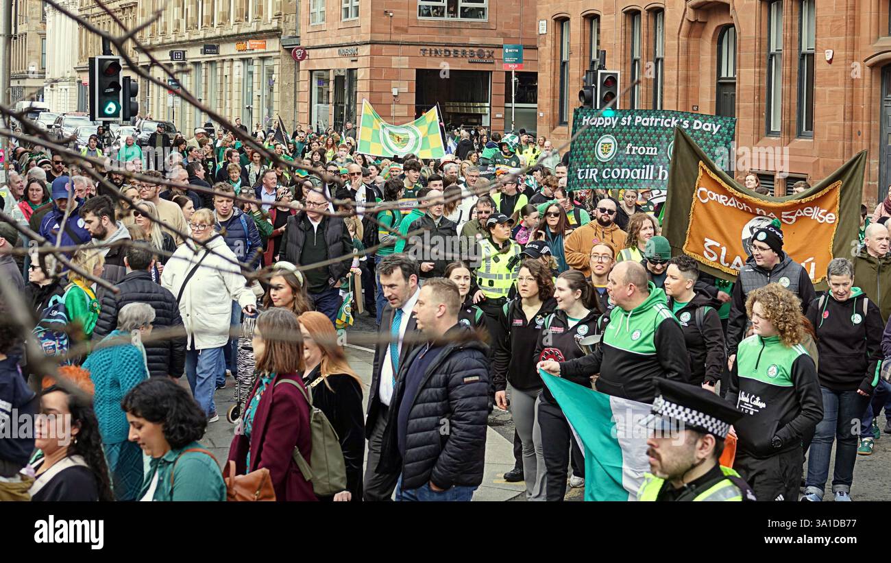 Glasgow, Écosse, Royaume-Uni. 8 mars 2025. La parade inaugurale de la St patrick a vu le seigneur prévôt Jacqueline McLaren accueillir les grandes foules dans le centre-ville marcher vers la ville marchande. Crédit Gerard Ferry /Alamy Live News Banque D'Images