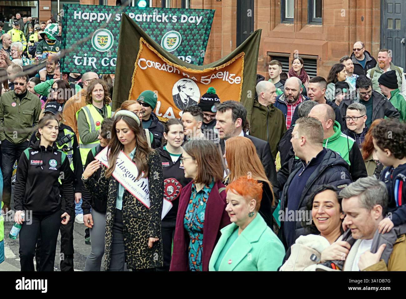 Glasgow, Écosse, Royaume-Uni. 8 mars 2025. La parade inaugurale de la St patrick a vu le seigneur prévôt Jacqueline McLaren accueillir les grandes foules dans le centre-ville marcher vers la ville marchande. Crédit Gerard Ferry /Alamy Live News Banque D'Images