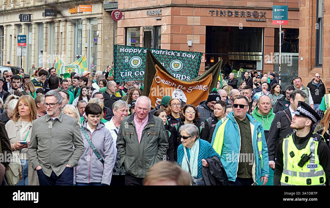Glasgow, Écosse, Royaume-Uni. 8 mars 2025. La parade inaugurale de la St patrick a vu le seigneur prévôt Jacqueline McLaren accueillir les grandes foules dans le centre-ville marcher vers la ville marchande. Crédit Gerard Ferry /Alamy Live News Banque D'Images