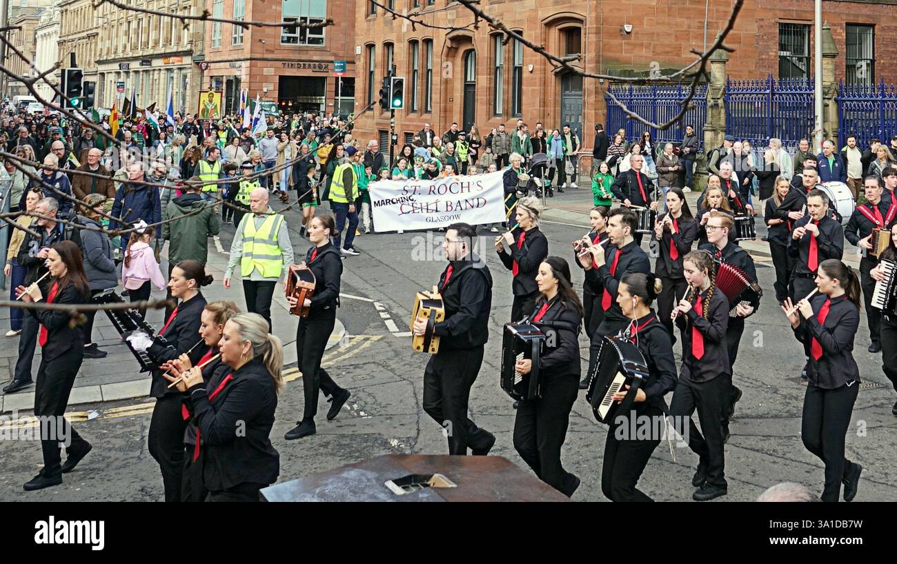 Glasgow, Écosse, Royaume-Uni. 8 mars 2025. La parade inaugurale de la St patrick a vu le seigneur prévôt Jacqueline McLaren accueillir les grandes foules dans le centre-ville marcher vers la ville marchande. Crédit Gerard Ferry /Alamy Live News Banque D'Images