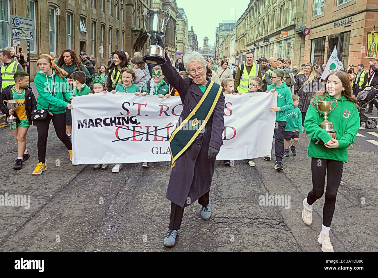 Glasgow, Écosse, Royaume-Uni. 8 mars 2025. La parade inaugurale de la St patrick a vu le seigneur prévôt Jacqueline McLaren accueillir les grandes foules dans le centre-ville marcher vers la ville marchande. Crédit Gerard Ferry /Alamy Live News Banque D'Images