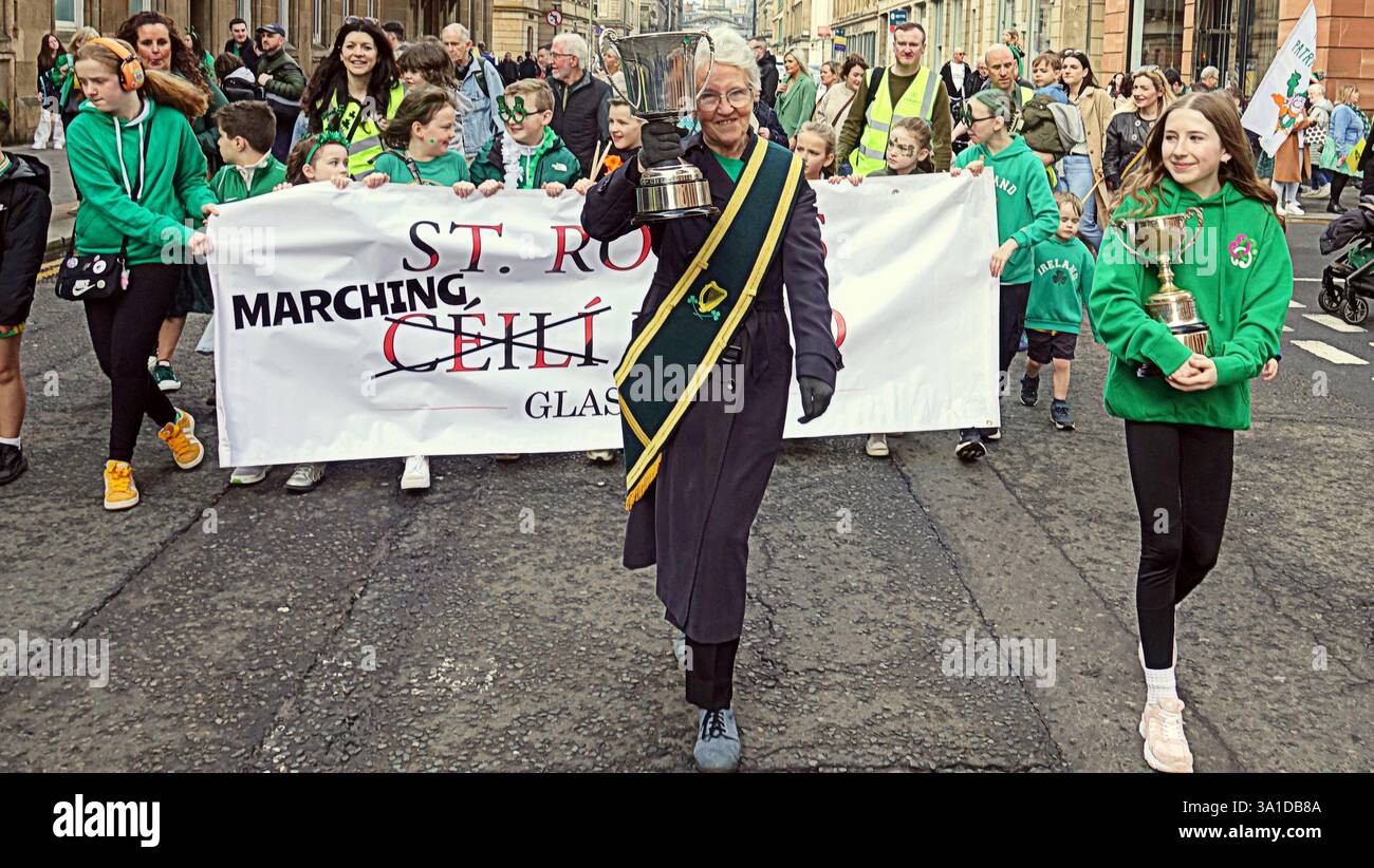 Glasgow, Écosse, Royaume-Uni. 8 mars 2025. La parade inaugurale de la St patrick a vu le seigneur prévôt Jacqueline McLaren accueillir les grandes foules dans le centre-ville marcher vers la ville marchande. Crédit Gerard Ferry /Alamy Live News Banque D'Images