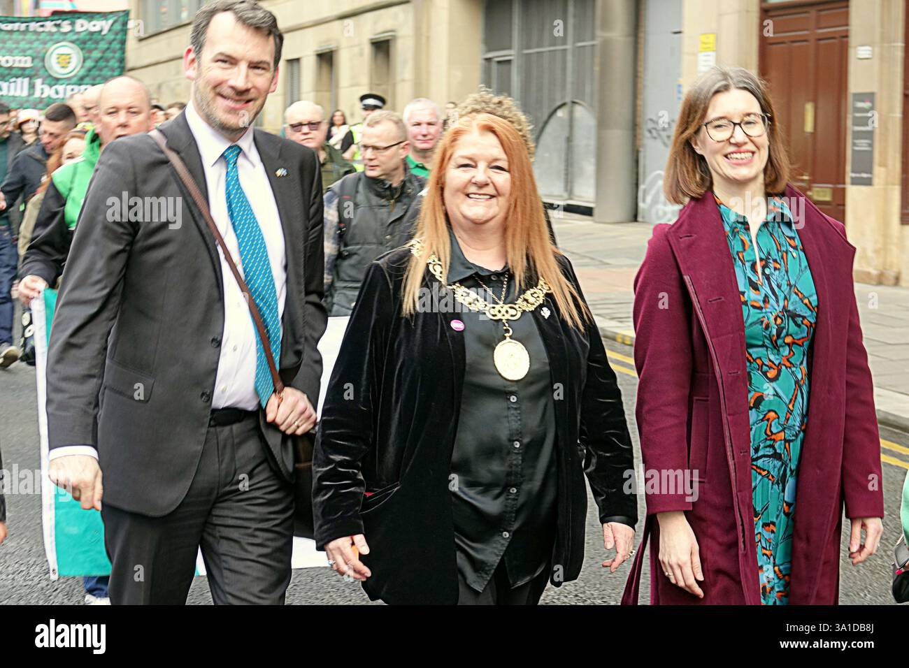 Glasgow, Écosse, Royaume-Uni. 8 mars 2025. La parade inaugurale de la St patrick a vu le seigneur prévôt Jacqueline McLaren accueillir les grandes foules dans le centre-ville marcher vers la ville marchande. Crédit Gerard Ferry /Alamy Live News Banque D'Images