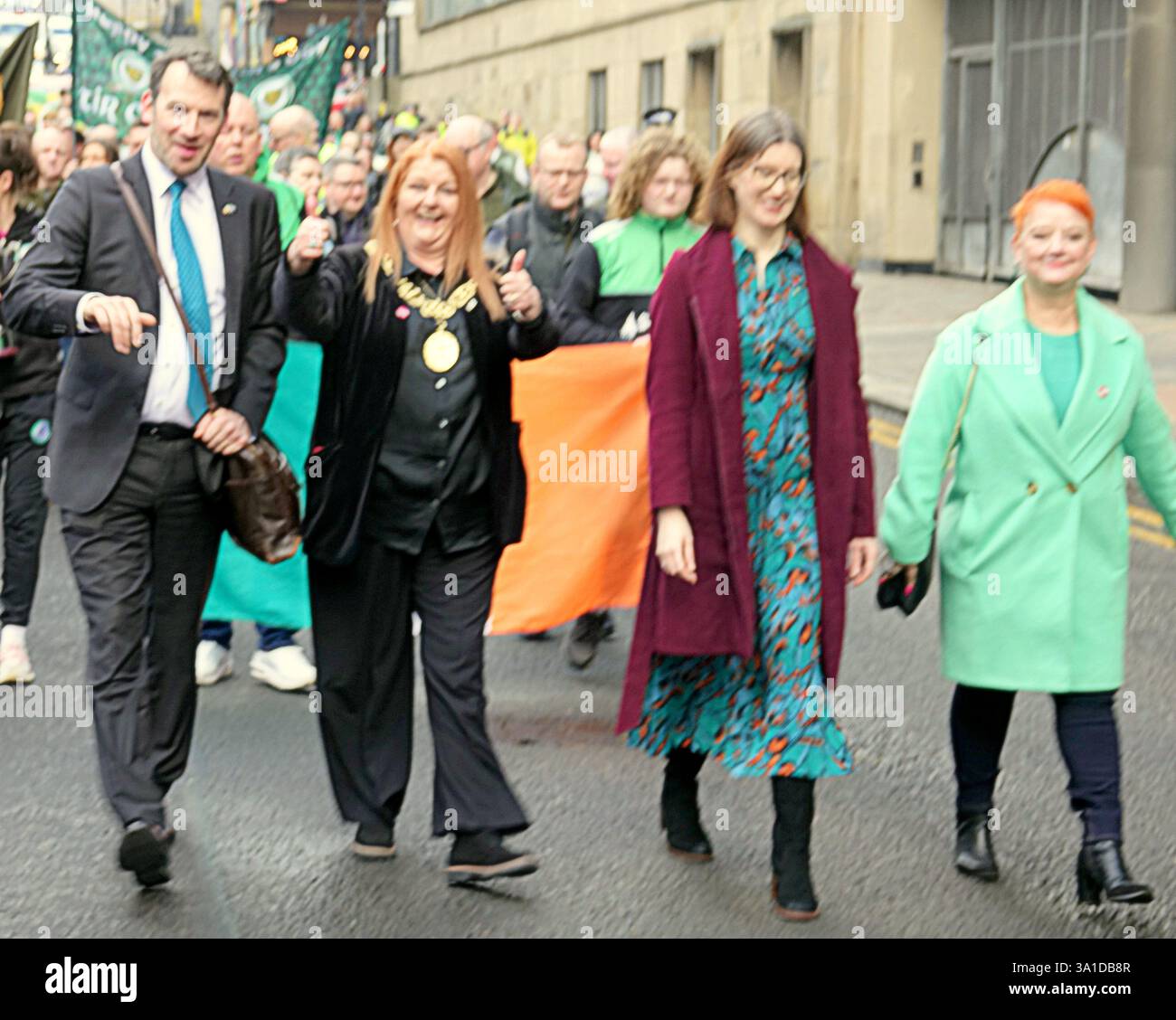 Glasgow, Écosse, Royaume-Uni. 8 mars 2025. La parade inaugurale de la St patrick a vu le seigneur prévôt Jacqueline McLaren accueillir les grandes foules dans le centre-ville marcher vers la ville marchande. Crédit Gerard Ferry /Alamy Live News Banque D'Images