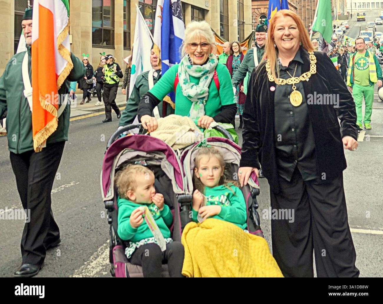 Glasgow, Écosse, Royaume-Uni. 8 mars 2025. La parade inaugurale de la St patrick a vu le seigneur prévôt Jacqueline McLaren accueillir les grandes foules dans le centre-ville marcher vers la ville marchande. Crédit Gerard Ferry /Alamy Live News Banque D'Images