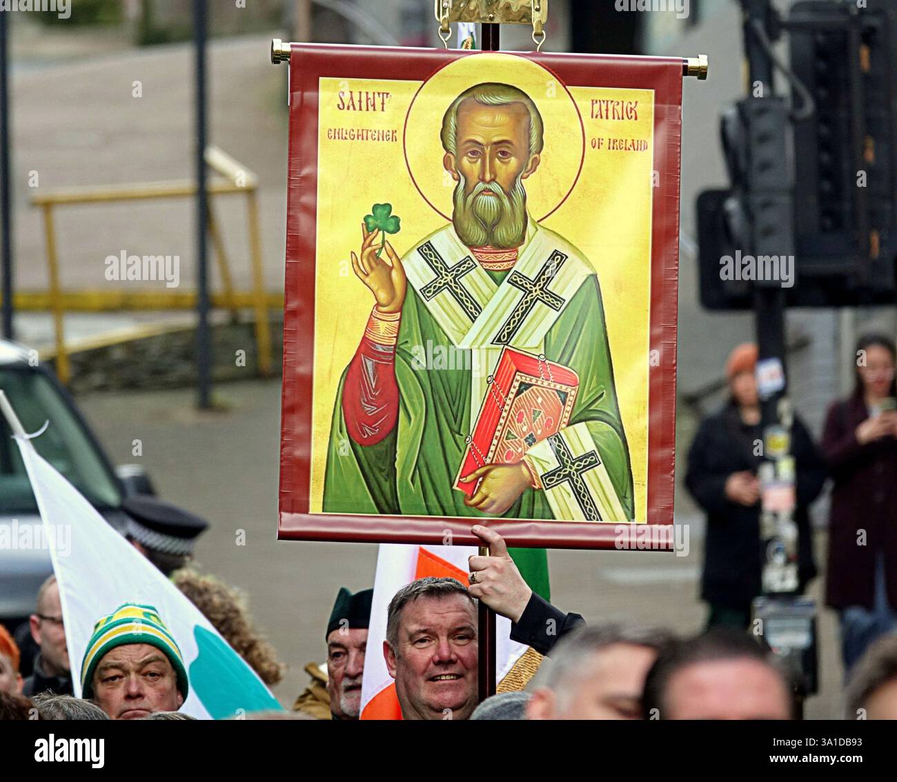 Glasgow, Écosse, Royaume-Uni. 8 mars 2025. La parade inaugurale de la St patrick a vu le seigneur prévôt Jacqueline McLaren accueillir les grandes foules dans le centre-ville marcher vers la ville marchande. Crédit Gerard Ferry /Alamy Live News Banque D'Images