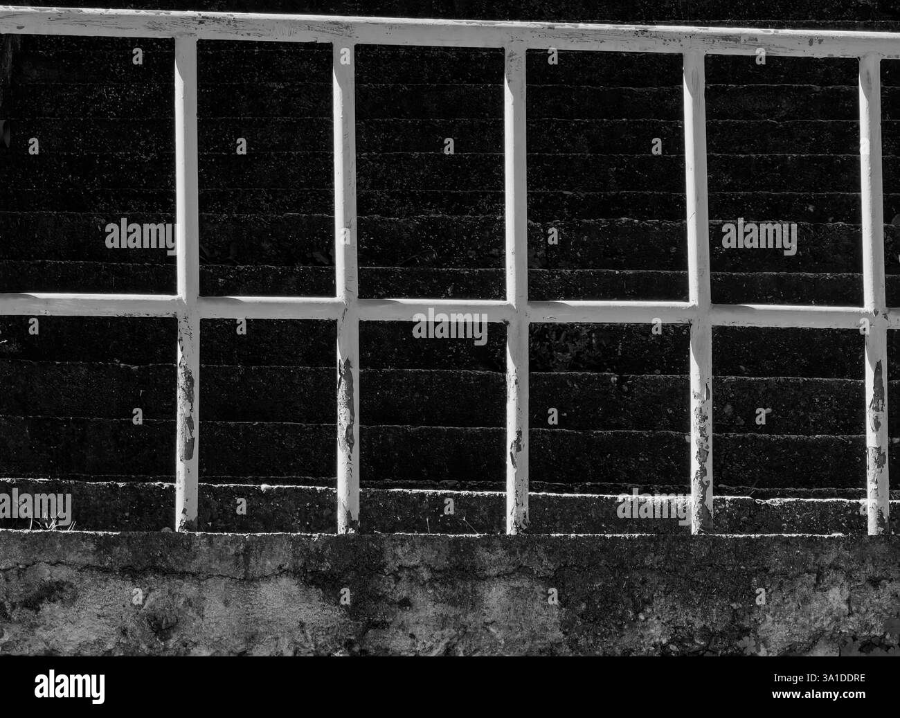 Clôture en métal blanc ensoleillé – jeu de lumière et d'ombre Banque D'Images