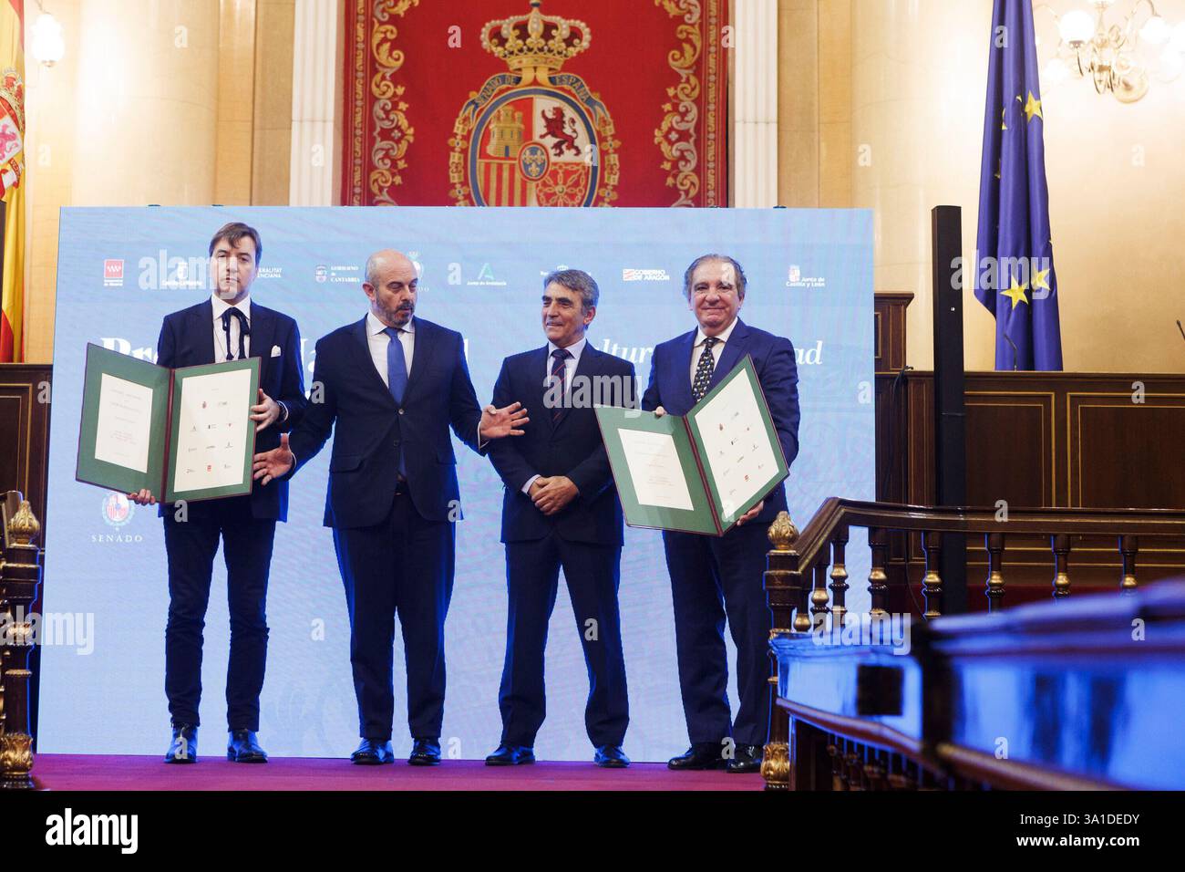 Madrid, 03/03/2025. 2024 Prix national de tauromachie au cinéaste Albert Serra au Sénat. Sur la photo, Albert Serra, Pedro Rollán, Victorino Martín, Roca Rey et le président de l'Union royale des éleveurs de taureaux de combat (RUCTL), Antonio Bañuelos. Photo : Isabel Permuy. ARCHDC. Crédit : album / Archivo ABC / Isabel B. Permuy Banque D'Images