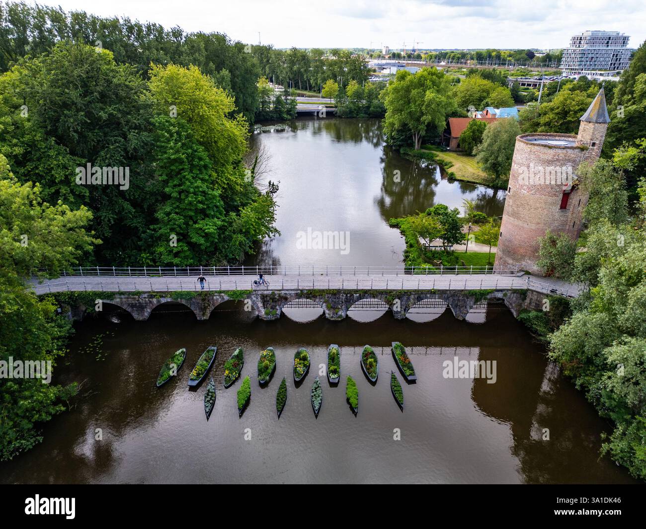 Pont des amoureux ou Minnewaterbrug et Gunpowder Tower ou Poertoren, Bruges, Belgique Banque D'Images