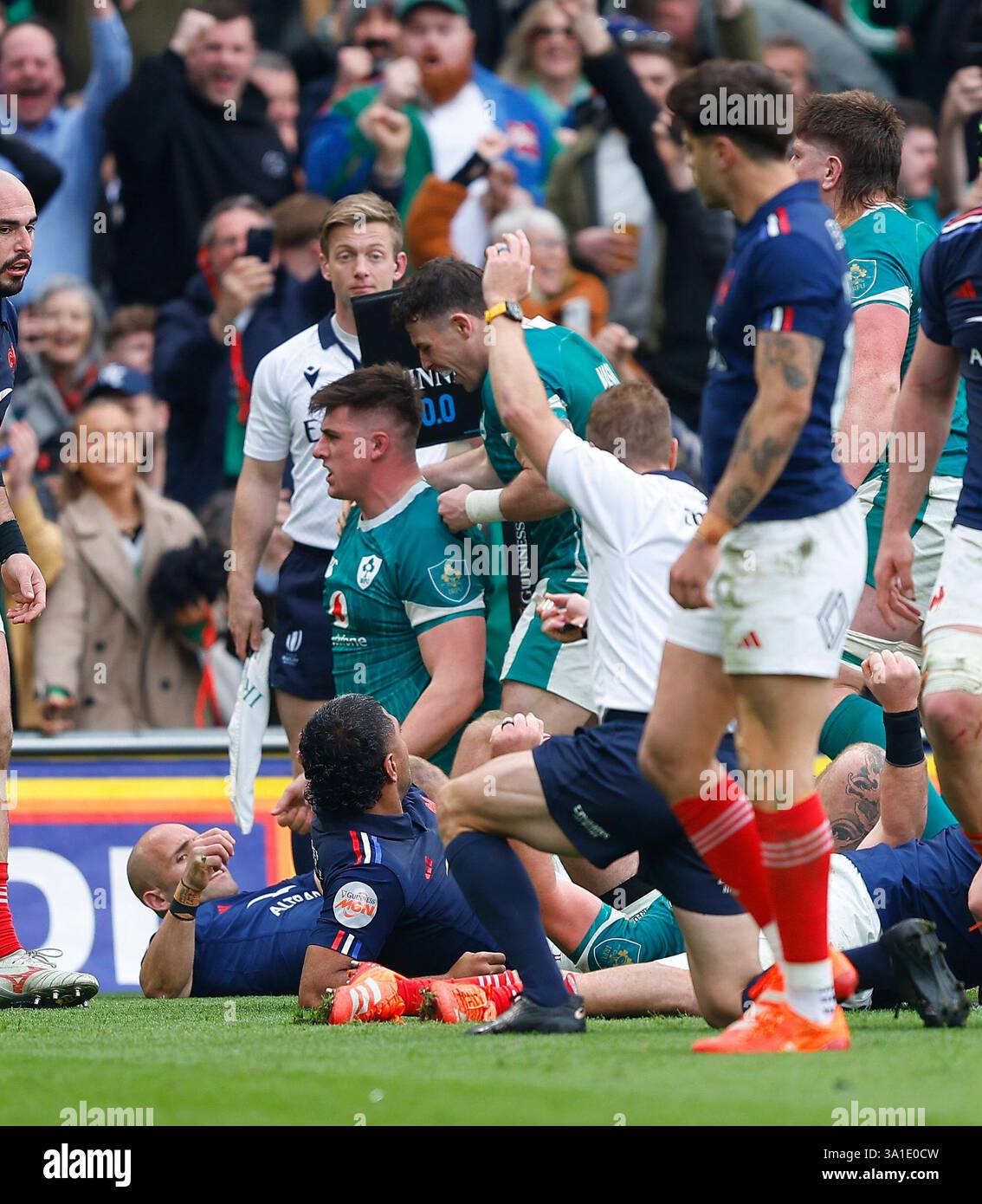 Dublin, Irlande. 8 mars 2025 ; Aviva Stadium, Dublin, Irlande : six Nations International Rugby, Irlande contre France ; l'arbitre Angus Gardner signale un essai pour Dan Sheehan d'Irlande à la 44e minute pour 11 - 13 crédit : action plus Sports images/Alamy Live News crédit : action plus Sports images/Alamy Live News Banque D'Images