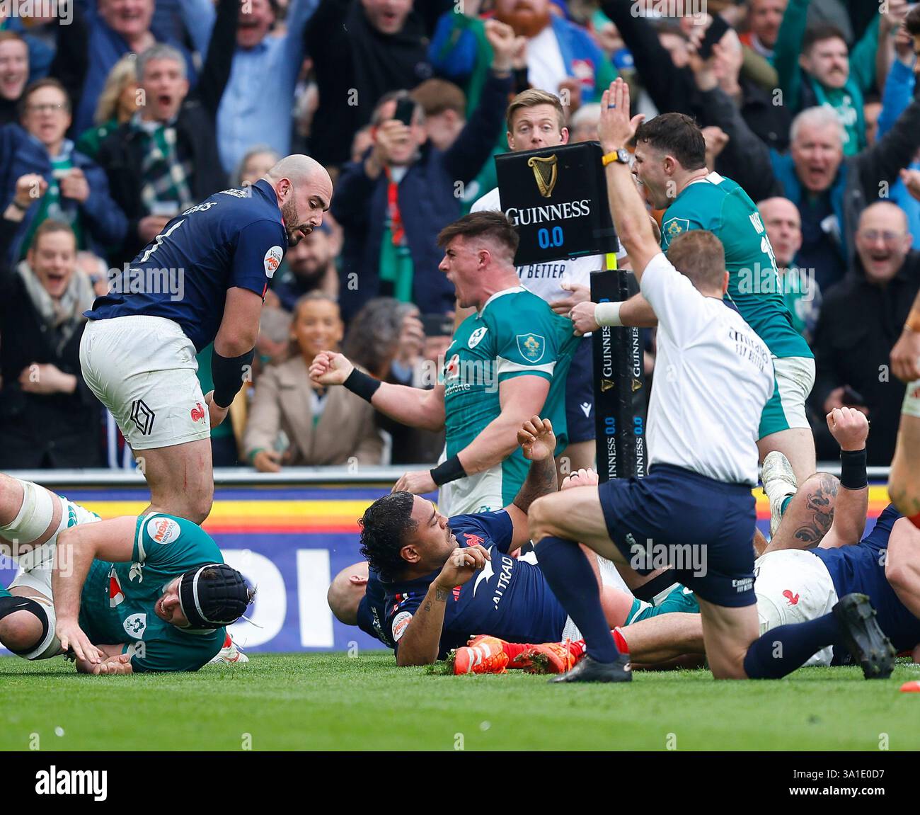 Dublin, Irlande. 8 mars 2025 ; Aviva Stadium, Dublin, Irlande : six Nations International Rugby, Irlande contre France ; l'arbitre Angus Gardner signale un essai pour Dan Sheehan d'Irlande à la 44e minute pour 11 - 13 crédit : action plus Sports images/Alamy Live News crédit : action plus Sports images/Alamy Live News Banque D'Images