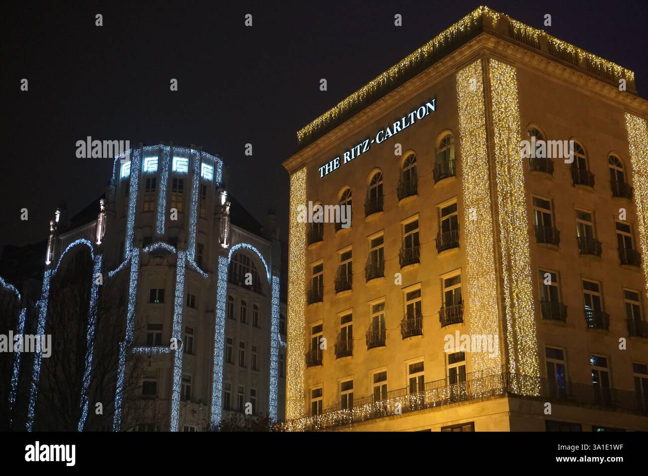 Des lumières dorées de Noël illuminent la façade historique de l'hôtel Ritz-Carlton dans le centre-ville de Budapest, en Hongrie, la nuit Banque D'Images