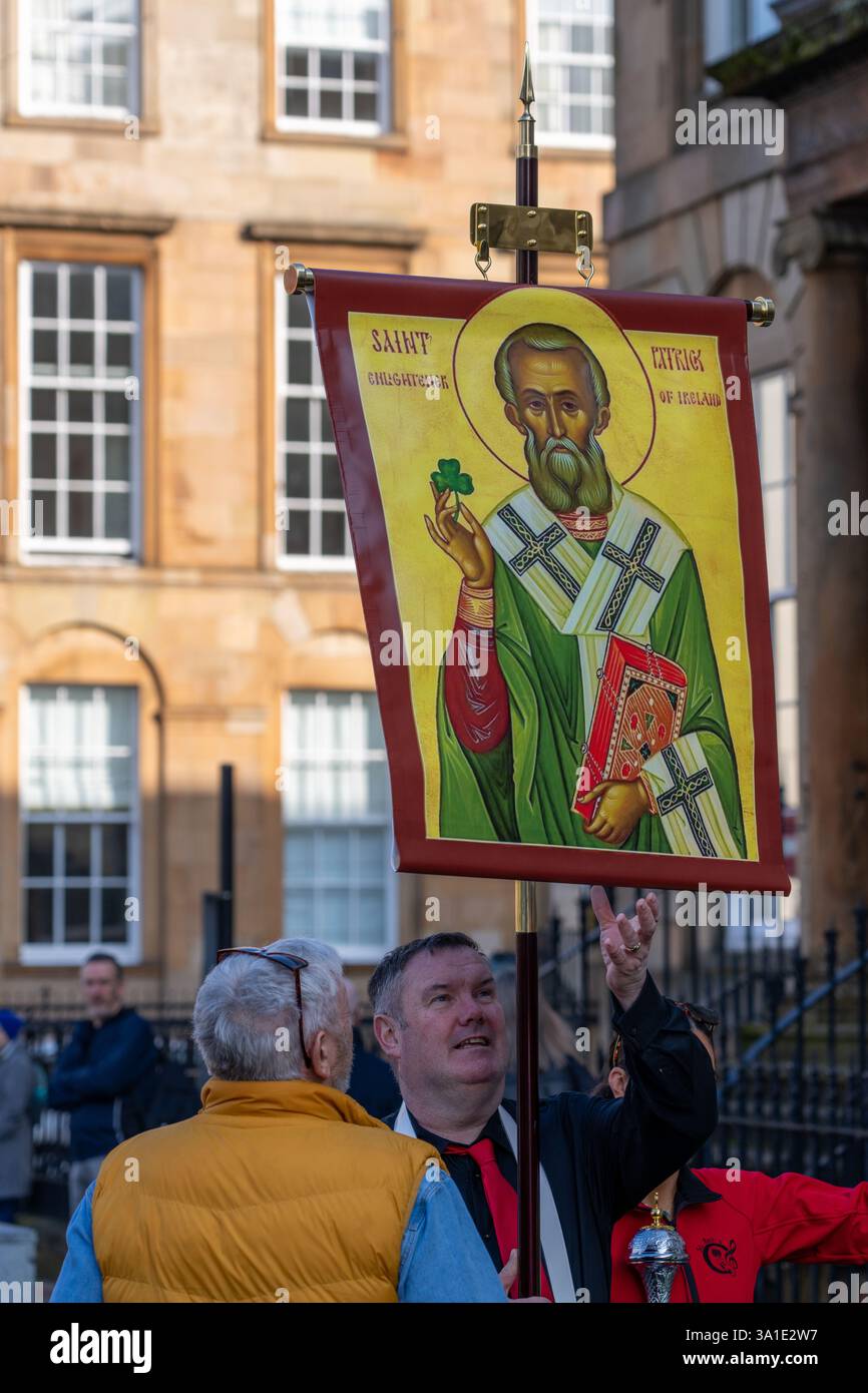 Glasgow Écosse, Royaume-Uni. 08 mars 2025. Fête de la St Patrick. Mars dirigé par les gagnants du groupe de marche de All Ireland St Roch's et rejoint par les Glasgow Irish Dancing Schools ainsi que les clubs GAA Glasgow Gaels et tir Connell Harps, St James the Great CCE, Irish Minstrels CCS et le groupe d'histoire irlandaise Govanhill. Crédit R. Nouvelles en direct de Gass /Alamy Banque D'Images