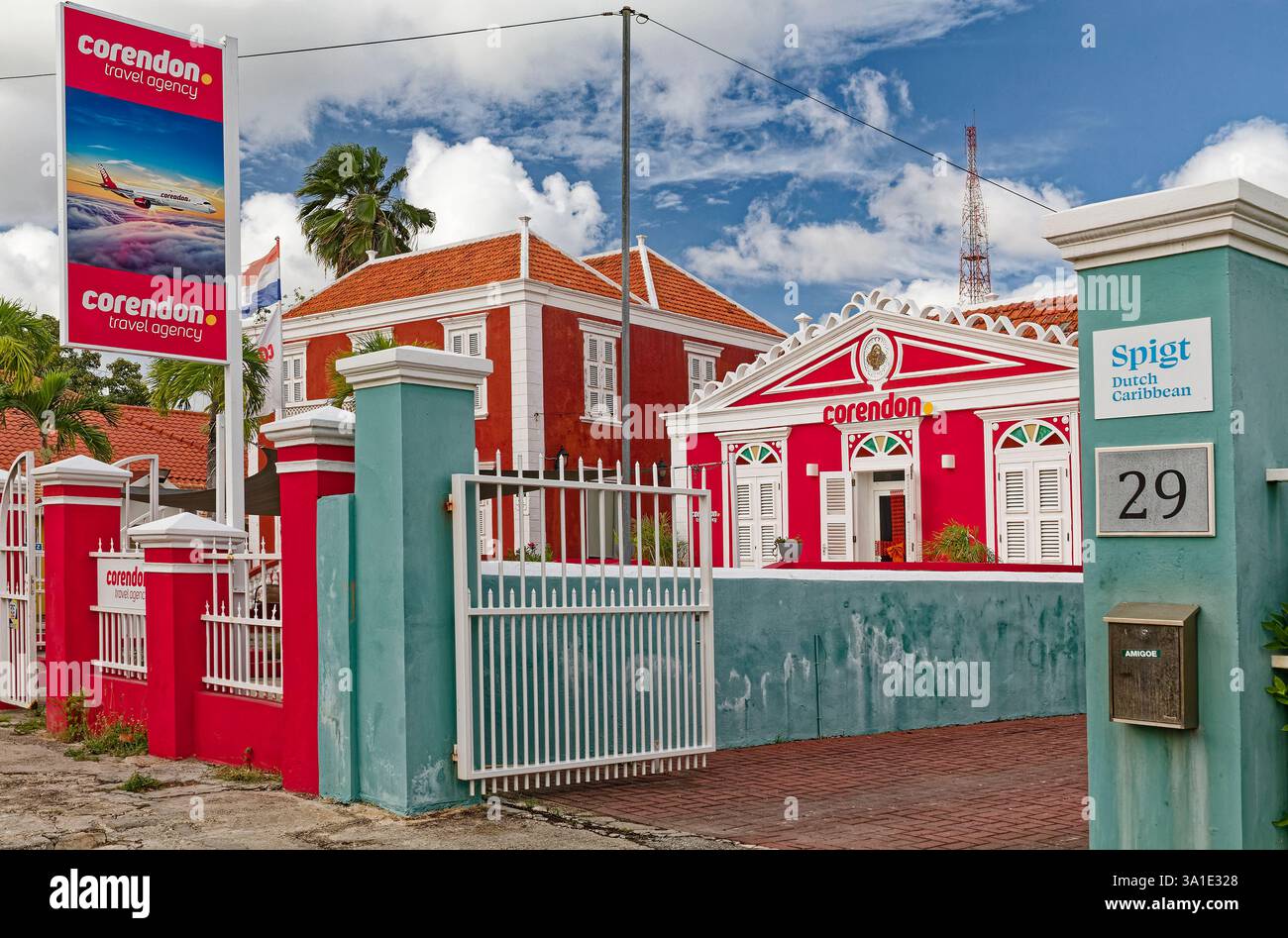 Bâtiments colorés, vieux, clôtures, commerces, quartier d'Otrobanda, UNESCO, Caraïbes, île néerlandaise, Willemstad, Curaçao, hiver Banque D'Images