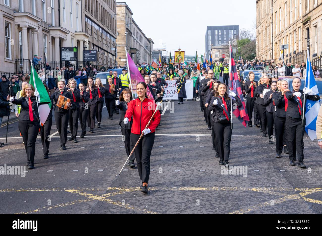 Glasgow Écosse, Royaume-Uni. 08 mars 2025. Fête de la St Patrick. Mars dirigé par les gagnants du groupe de marche de All Ireland St Roch's et rejoint par les Glasgow Irish Dancing Schools ainsi que les clubs GAA Glasgow Gaels et tir Connell Harps, St James the Great CCE, Irish Minstrels CCS et le groupe d'histoire irlandaise Govanhill. Crédit R. Nouvelles en direct de Gass /Alamy Banque D'Images