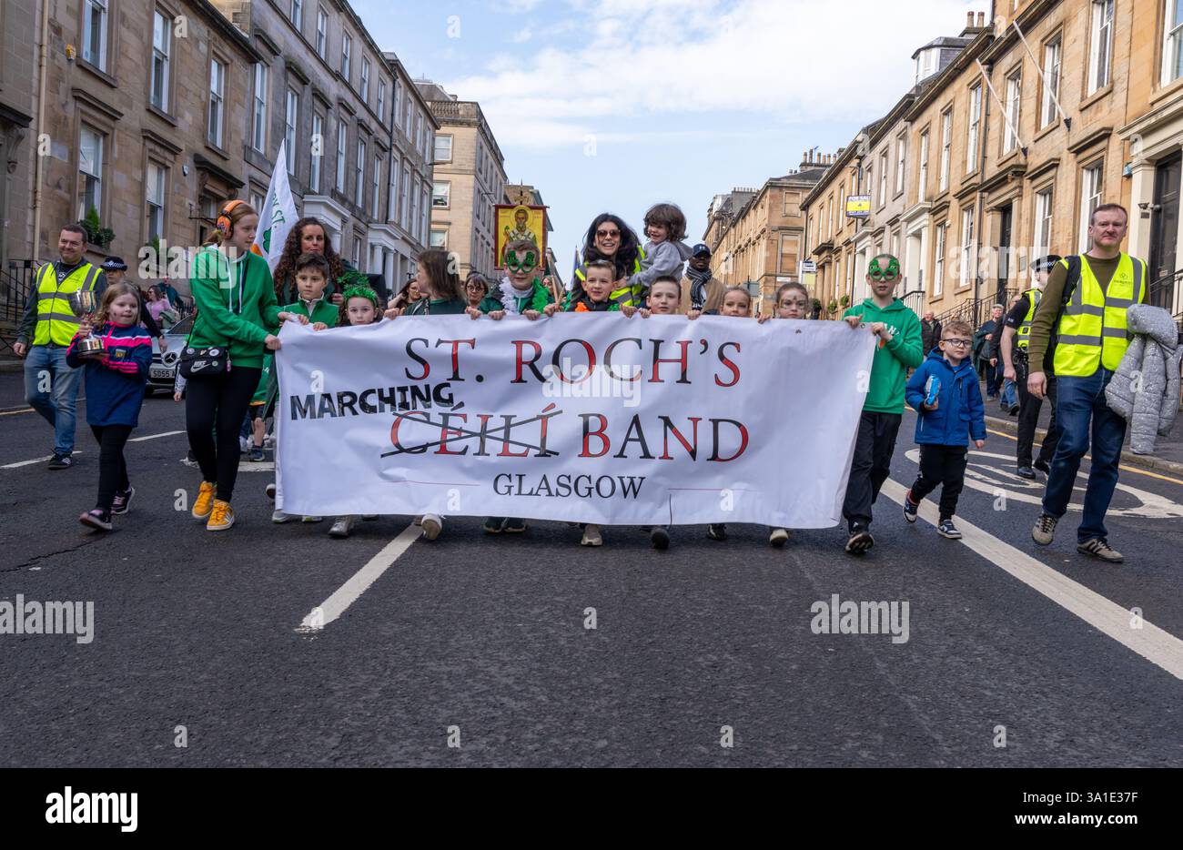 Glasgow Écosse, Royaume-Uni. 08 mars 2025. Fête de la St Patrick. Mars dirigé par les gagnants du groupe de marche de All Ireland St Roch's et rejoint par les Glasgow Irish Dancing Schools ainsi que les clubs GAA Glasgow Gaels et tir Connell Harps, St James the Great CCE, Irish Minstrels CCS et le groupe d'histoire irlandaise Govanhill. Crédit R. Nouvelles en direct de Gass /Alamy Banque D'Images